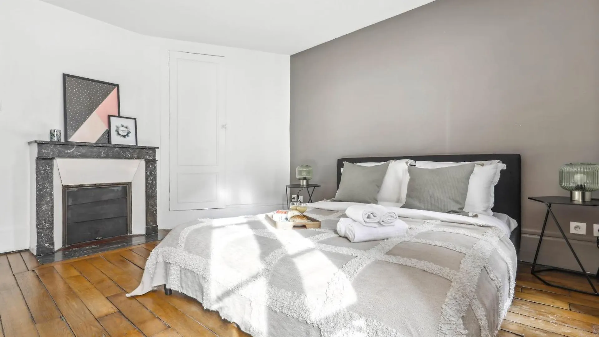 Lägenhet Le Marais & Place De La Republique - 2Br - Cityapartmentstay Paris Frankrike
